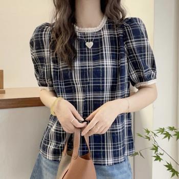 【LANNI 藍尼】★圓領格紋泡泡袖通勤上衣(上衣/女裝/T恤/休閒/百搭)