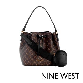 NINE WEST PEACHES 抽繩水桶斜揹包-LOGO咖(523504)