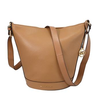 MICHAEL KORS TOWNSEND 浮雕LOGO肩斜背水桶包.淺咖