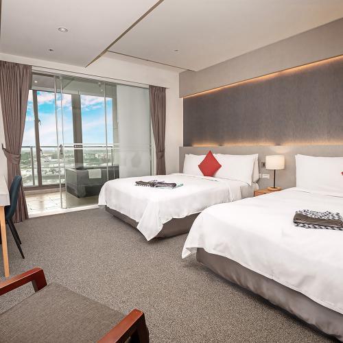 【綠舞國際觀光飯店】嵐山景四人房一泊三食贈經典浴衣或大正浪漫+日式體驗2選1+萌寵餵食黑RuRu遊園