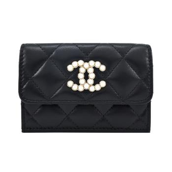 CHANEL 新款珍珠CC經典LOGO 小羊皮三折短夾(黑色)