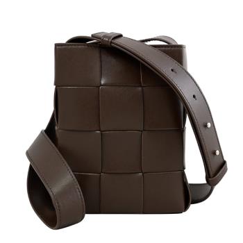 BOTTEGA VENETA 729298 Cassette 大編織中性斜背方包/手機包.深咖