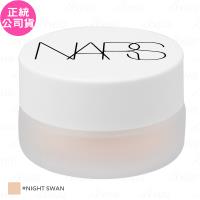 NARS 裸光亮眼修飾霜(#NIGHT SWAN)(6g)(公司貨) 是一款專櫃級的臉部修飾產品，適用於各種膚質。其獨特的裸光質感能輕柔提亮眼週與臉頰，讓肌膚呈現自然光采。產品產地依包裝顯示，儲存期限為3年，請詳見產品包裝標示。