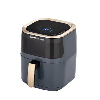 Diamond Chef EL22012-13500 可透視極致黑炫風氣炸鍋，容量4.5L，灰藍色設計，1400W強效加熱，支援110V/60Hz使用。本體尺寸32.5x25.2x30.3cm，重量約3.8kg，中國製造，BSMI認證R39756。透過可透視窗輕鬆監控烹飪過程，無油炸享健康美食，12個月保固，適閤家庭日常使用。