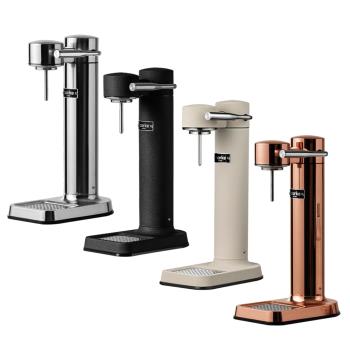 Aarke Carbonator 3 氣泡水機，採用不鏽鋼機身與ABS塑膠氣瓶，輕鬆在家製作碳酸飲料。支援霧黑、銀、玫瑰金、奶茶色多款選擇，產自中國，容量1L以下，配件包含氣瓶，提供1年保固。優雅設計，提升廚房生活品質，完美適閤家庭使用。