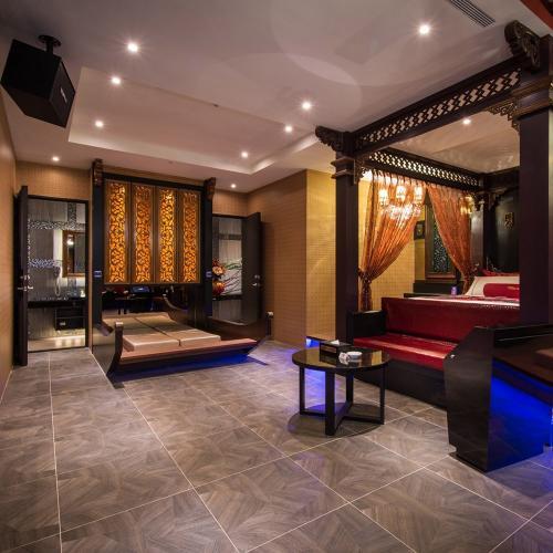 台中【紫禁城精品汽車旅館】雙人住宿/車庫房尊爵行宮房型(MO)