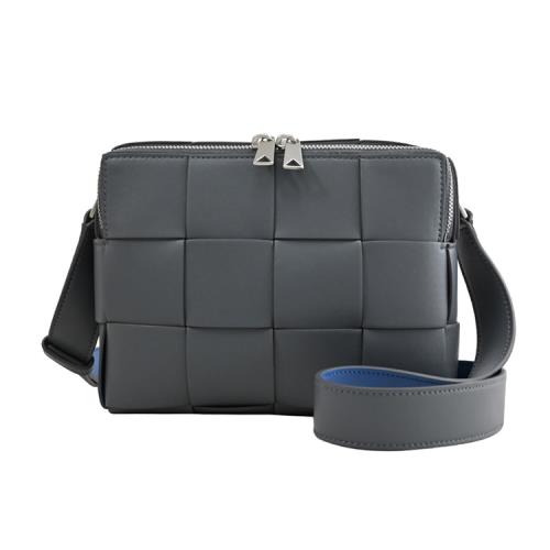 BOTTEGA VENETA 730027 Cassette 經典大編織牛皮雙拉鍊斜背相機包.灰/藍