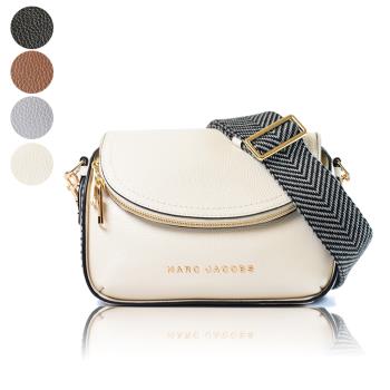 MARC JACOBS 寬背帶荔枝紋拉鍊暗層磁吸釦翻蓋斜揹包-(新款任選)