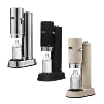 瑞典 Aarke 亞努克 Carbonator PRO 氣泡水機，桌上型設計，提供常溫氣泡水，含優質玻璃瓶（不含氣瓶），支援可換濾心，操作簡易，製作家用碳酸水。BSMI 認證 R23322，產地中國，一年保固。適合追求健康飲品的使用者，提升生活品質！