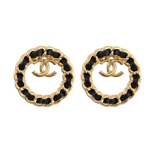 CHANEL ABE572 皮革穿鍊造型雙C LOGO圓環針式耳環.黑/金