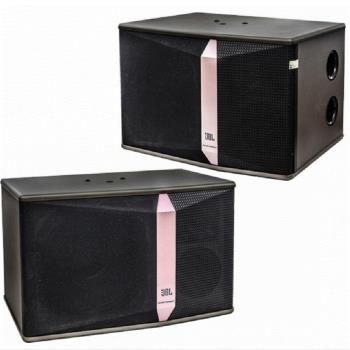 JBL KI512 懸吊型劇院喇叭，適合卡拉OK與多媒體娛樂，支援主喇叭、中置、後置、環繞、左右及前置喇叭功能，提供沉浸式環繞音效。黑色系設計，尺寸（高×寬×深）36×57×39.2公分，重35.2公斤，產地中國，保固1年，BSMI許可字號R12345。無WiFi、藍芽或USB支援，專為專業音響系統打造。