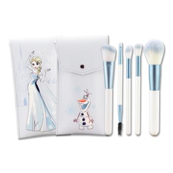 SHISEIDO資生堂 公主刷具組 Elsa 為高品質定妝刷具組，包含5種專業刷具，如蜜粉刷、腮紅刷、雙頭眉刷、暈染刷與修容刷，搭配皮質套與ABS塑膠柄，材質優良且使用舒適，適合各種膚質，是化妝時不可或缺的工具。