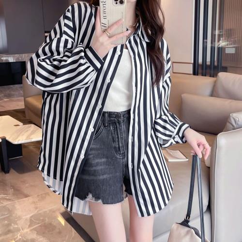  AKARA 防曬寬版直條紋外搭長袖罩衫襯衫上衣 ( 防曬擋風 預防蚊蟲 兼顧流行感 )