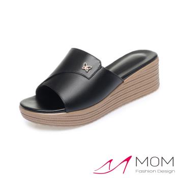 【MOM】真皮水鑽拼接厚底坡跟拖鞋/真皮細緻水鑽蝴蝶釦飾幾何拼接厚底坡跟拖鞋 女鞋 黑