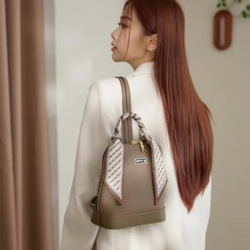 【金安德森】Darlene 造型絲巾牛皮後揹包-摩卡