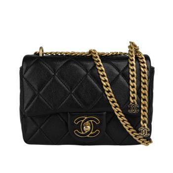 二手商品8.8成新 CHANEL 琺瑯CC Logo 及吊飾小羊皮迷你翻蓋包(黑色)