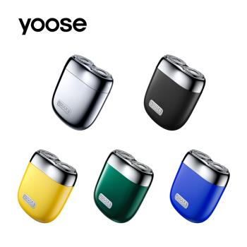  yoose 有色 MINI 2.0 電動刮鬍刀，輕巧便攜尺寸僅 62x52x2mm，重量147g，適合日常攜帶。雙刀頭浮動設計，提供舒適貼合刮鬍體驗，全機可水洗防水，易於清潔。充電式電源，一次充電約60分鐘續航，可持續使用30-60天（每天1-2分鐘）。多色選擇：電鍍銀、競速黃、英倫綠、克萊因藍、暗夜黑。標準配件含清潔刷與收納袋，中國製造，1年保固，個人衛生用品首選。 