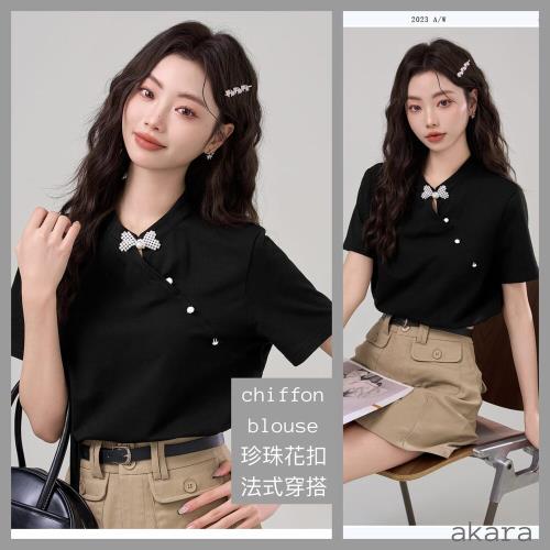 AKARA 法式浪漫珍珠花釦領短袖上衣(特色造型剪裁 精緻領扣 中大尺碼)