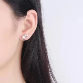 【A&R】莫桑鑽蝴蝶起舞耳環款60分附精美禮盒(S925純銀 3爪 抗過敏 耳釘 情人節 生日 禮物)