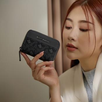 【金安德森】 Genevieve 經典老花拉鍊零錢包-碳黑