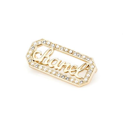 Chanel 文字logo胸針(小珍珠及水鑽邊框/純金色草寫文字logo)