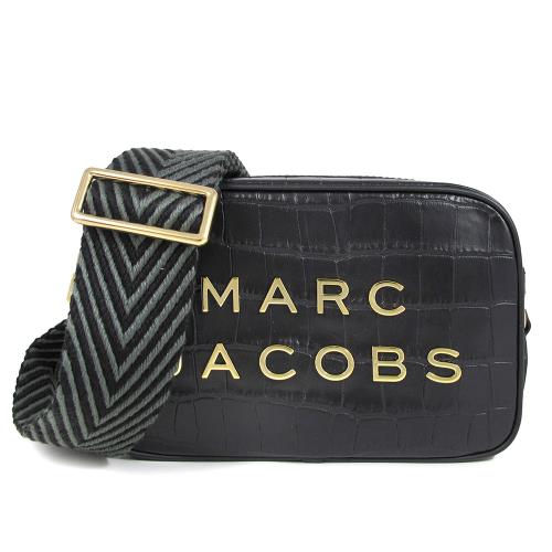 MARC JACOBS 金屬品牌字母壓紋皮革相機斜背包(黑色)