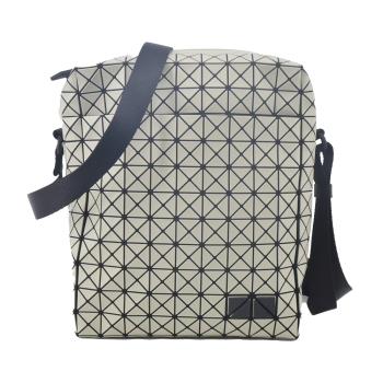 ISSEY MIYAKE 三宅一生 BAOABO VOYAGER 斜揹包-沙米色