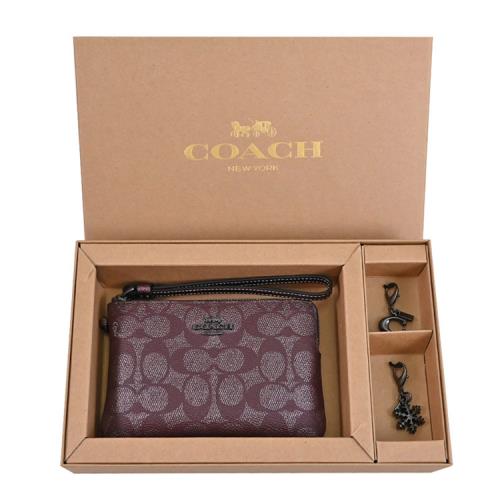 COACH CW958 滿版珠光印花拉鍊小手拿包/雙吊飾禮盒組.酒紅