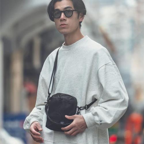 日本KiU 373-900 黑色 傘繩防水斜背包, 可放兩個寶特瓶, 可提可掛, 20H背帶可調可拆