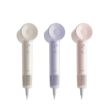 Laifen 律芬 SE Lite 羽量級負離子吹風機，採用62dB低噪音設計，搭配2段風速與3檔溫度調節，每秒50次NTC晶片恆溫技術，內建一鍵護髮模式與自動冷熱交換功能，輕巧便攜僅345g，適合日常使用。機身提供奶茶色、紫色、粉色三種選擇，符合現代美髮需求，保護髮質與頭皮健康。