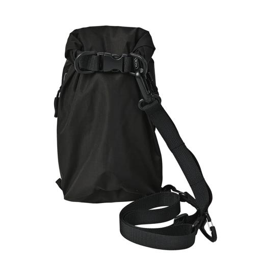 日本KiU 363-900 黑色 小水桶防水斜背包, 側邊有登山扣和菊花繩