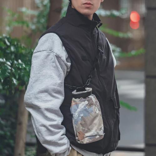 日本KiU 363-508 螺旋拚織 小水桶防水斜背包, 側邊有登山扣和菊花繩