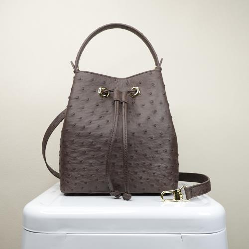 【M2nd】朵婼精緻鴕鳥皮水桶包(烏木-T9390A)