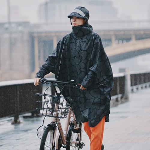 日本KiU 407-514 水迷彩 機車、自行車鴨舌帽緣, 聽覺能見度支援, 風衣式雨衣