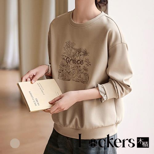 【Lockers 木櫃】春款字母刺繡圓領長袖寬鬆上衣 L113021905