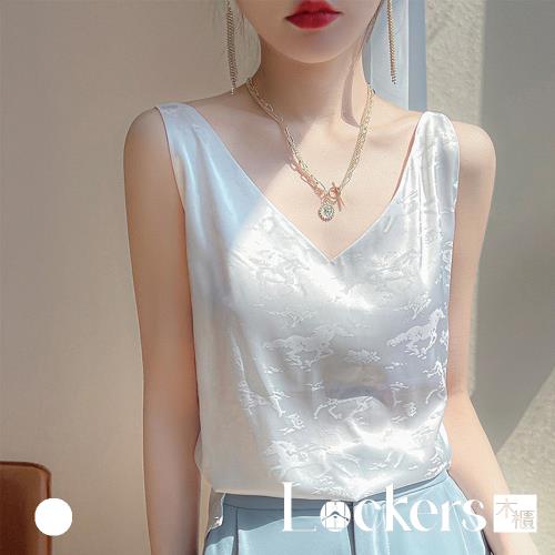 【Lockers 木櫃】緞面V領提花吊帶上衣 L114080502