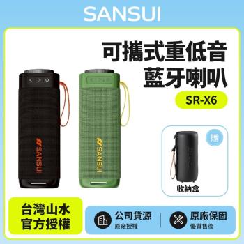 SANSUI山水 SR-X6 是一款多功能的攜帶型多媒體喇叭，具備藍芽連線功能，支援 Type-C 充電與 3.5mm 音源輸入。輕巧便攜，尺寸為 8.7 x 8.7 x 25cm，重量僅 1.25Kg，適合室內外使用。提供酷洛黑與炫綠青兩種顏色選擇，並附有說明書、保證書、收納盒及 Type-C 充電線。產品符合 NCC 認證與 BSMI 許可，保固為 1 年。
