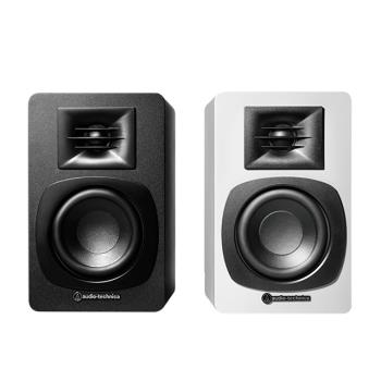  Audio-Technica 鐵三角 AT-SP3X 多媒體喇叭，書架型設計，支援藍芽連線，適合電腦使用。左右喇叭配置，提供清晰音質。顏色選擇：烏墨黑、雪藏白。尺寸約H200mm × W125mm × D136mm，重量約1.5kg（L側）/1.6kg（R側）。中國製造，1年保固。配件包含AC變壓器、轉換插頭×4、喇叭線及橡膠腳座×8。NCC認證碼CCAH24LP8420T0，BSMI許可字號R43912。不支援WiFi。 