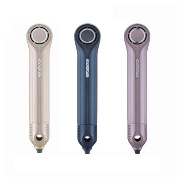 Bianco di puro 彼安特 HD200 吹風機，薄霧金色設計，輕巧僅1.08kg，尺寸420x360x190mm，適合日常保養與專業造型。四段溫度、三段風速選擇，搭載溫控、負離子與冷風功能，減少毛躁，提升光澤。110V/1100W高效運作，配件包括集中吹嘴、可拆式特殊吹嘴及收納袋。中國製造，BSMI認證R54389，享1年保固。完美呵護秀髮，吹乾快速不傷髮！