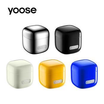 yoose 有色 MINICUBE 電動刮鬍刀是超迷你便攜的個人衛生用品，尺寸僅 4.46 x 4.46 x 4.68 cm，重量輕盈 150g，適合出差旅行使用。單刀頭設計精準刮鬚，約 50 分鐘續航時間，充電約 1 小時即可滿電，5V 1A 電壓安全可靠。全機可水洗，防水效能優異，附贈充電器、刀片、清潔刷。顏色選擇豐富：黑色、藍色、白色、銀色、黃色，中國製造，BSMI 許可 R33116，享 1 年保固。完美解決男性日常刮鬍需求，提升個人形象！