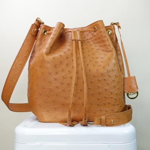 【M2nd】珂米汀鴕鳥皮通勤大水桶包(駝-T9428A)