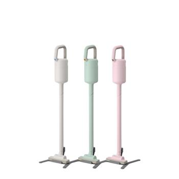  正負零±0 XJC-Y011無線吸塵器，結合直立式與手持式兩用設計，輕巧僅1kg易操作，0.6L集塵筒方便清空。白色系外觀時尚，電池續航17-50分鐘，3.5小時快速充電，配件含軟質毛刷吸頭，適合居家地板與傢俱清潔。中國製造，110V電壓，1.2m電線長度，1年保固，BSMI認證R31310確保安全可靠。 