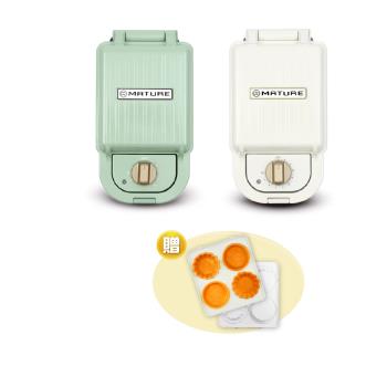 MATURE美萃 CY-1625 MATURE 美萃 CY-1625 三明治機與鬆餅機是一款輕巧家用多功能烤麵包機,功率500-600W,適合製作美味三明治、鬆餅與烤吐司。尺寸約13.5 x 9.6 x 24.6公分,重量僅1.3公斤(不含烤盤),易收納不佔空間。支援110V/60Hz電壓,產地中國,配件包含食譜、說明書與保證書,全機保固1年,BSMI許可字號R64875。顏色選擇薄荷綠或奶油白,讓廚房增添活力,速烤鮮食,享受輕鬆烘焙樂趣!