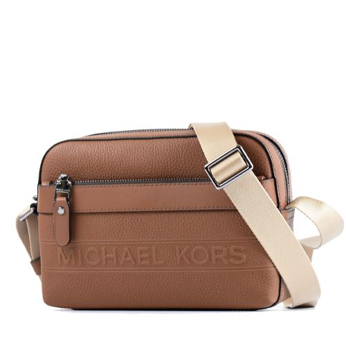 MICHAEL KORS 專櫃男款 HUDSON 浮雕LOGO荔枝紋拉鍊斜背包-焦糖色