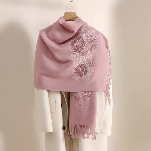 I.Dear】100%羔羊毛花朵刺繡加厚羊毛絨圍巾披肩(珊瑚粉/羔羊絨/交換