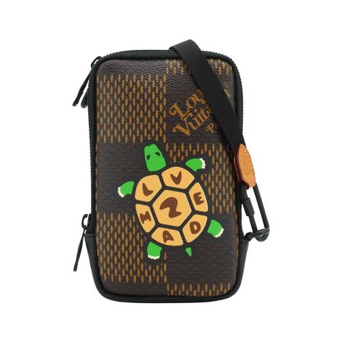 Louis Vuitton 展示品 Nigo聯名款烏龜圖案斜背手機包(N40377-咖)