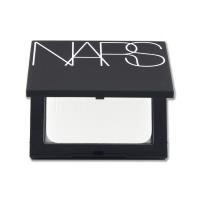 NARS 裸光蜜粉餅為高訂版星漾幻境系列，採用輕盈透膚質地，提供自然裸光妝效，適合各種膚質使用。10g容量，儲存期限為3年，為國內專櫃公司貨，品質有保障。