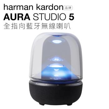 Harman Kardon Aura Studio 5 是一款高品質的桌上型多媒體喇叭，具備主喇叭、左右喇叭與重低音設計，提供優質音效體驗。支援藍芽連線，方便與手機、平板等裝置配對使用。黑色系外觀，適合現代家居風格。電源供應為110V，並提供2年保固。