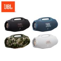 JBL BOOMBOX 4 是一款多功能的攜帶型多媒體喇叭，支援藍芽連線，提供高品質音效。產品有黑色、藍色、白色、迷彩色多種選擇，尺寸為21.8 x 6.5 x 14.4cm，重量僅0.75Kg，輕便易攜。內附電源線、天線、快速入門指南、安全表、保固卡及AAA電池，適合室內外使用。產品產地為中國，提供1年保固，並具備NCC認證碼CCAK25LP0250T9及BSMI許可字號R63234。