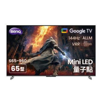 BenQ明碁 S65-960 是一款65吋4K解析度的高畫質電視，支援4K高畫質數位輸出，擁有144Hz倍頻與杜比數位音效，提供沉浸式視聽體驗。內建中文與英文功能選單，具備2組USB插槽與SPDIF光纖輸出端子，適閤家庭娛樂與多媒體使用。產品產地為中國，尺寸為1445.5*875.5*352mm，重量22.7KG，含桌上型基本安裝服務。